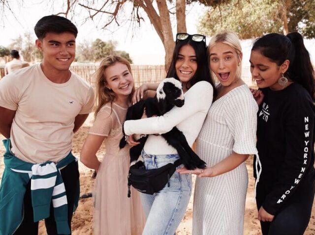 Bailey, Sofya, Sabina, Sina e Shivani