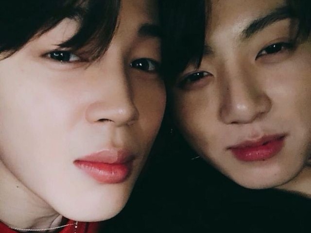 Selca com os lábios vermelhos