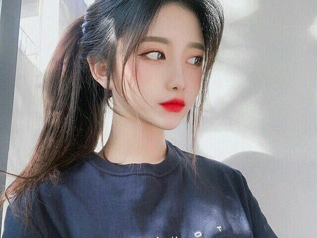 Nome: Yoon Lee
Idade: 28 anos
Aniversário: 08/09/1992
Nascimento: Seul, Coreia do Sul
Nacionalidade: Coreana