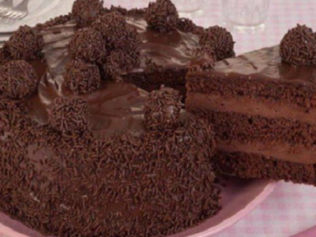 Bolo de chocolate e brigadeiro