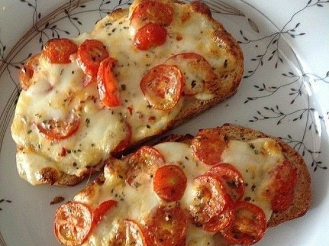 torrada de queijo com tomate.