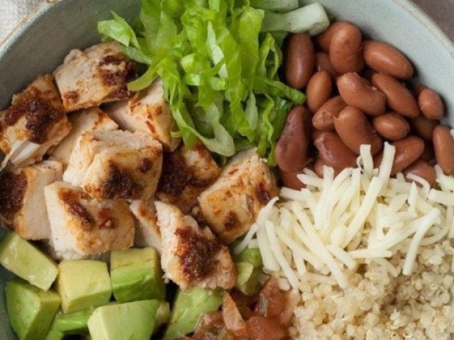 arroz, feijão, frango e saladinha.