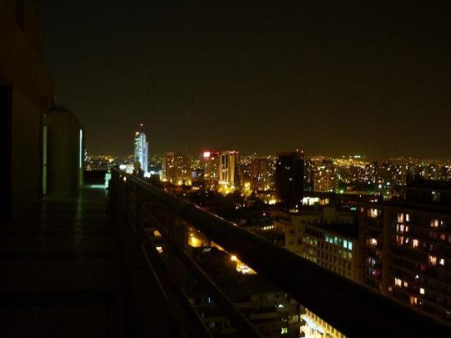 S/r:" a gente vai comprar comida e depois ir pro telhado, assim podemos ficar a sós vendo a vista da cidade!" 

S/n: "wow... adorei!"