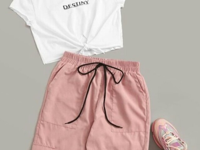 Uma blusa simples e uma calça rosa