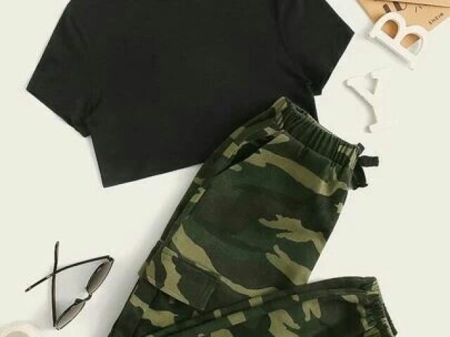 Uma blusa preta com uma calça camuflada