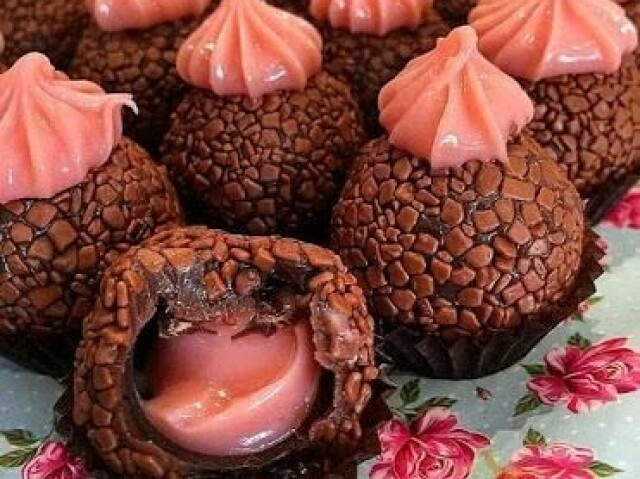 Brigadeiro de chocolate com morango