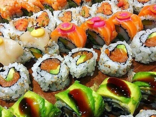 Uma boa mesa cheiinha de sushi