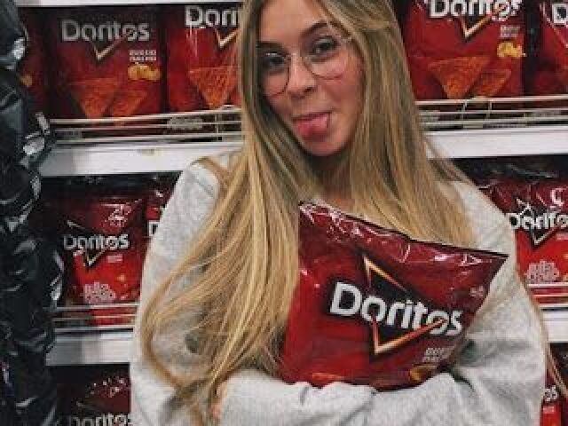 loira que ama doritos kakaka