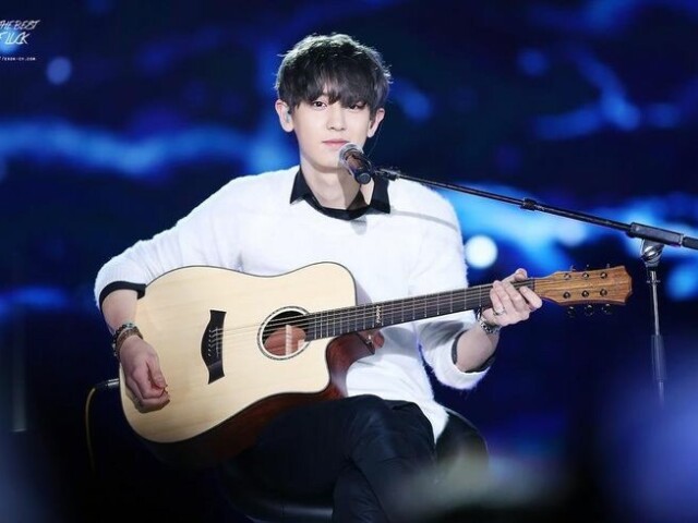 Chanyeol tocando violão