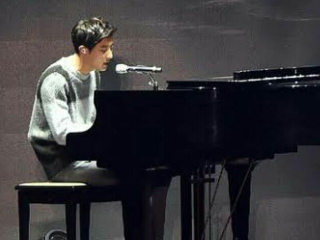 Chanyeol tocando piano