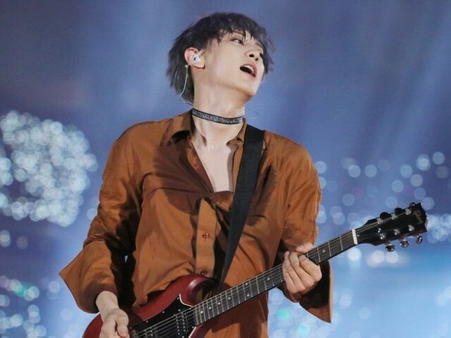 Chanyeol tocando guitarra