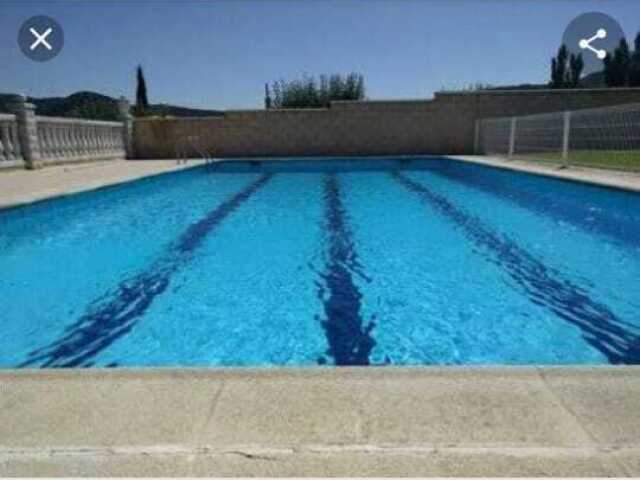 Uma piscina bem grande para todos da vizinhança