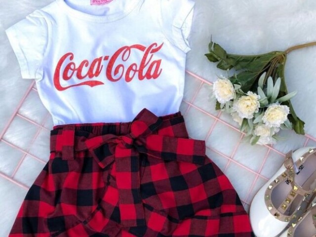 Camiseta da coca-cola e short xadrez