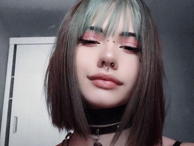 uma e-girl claro🖤💚💙