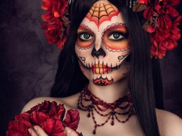 Na cultura popular mexicana, é a representação de um esqueleto de uma mulhpobre e soberba. É uma das figuras mais populares da festa do Dia dos Mortos