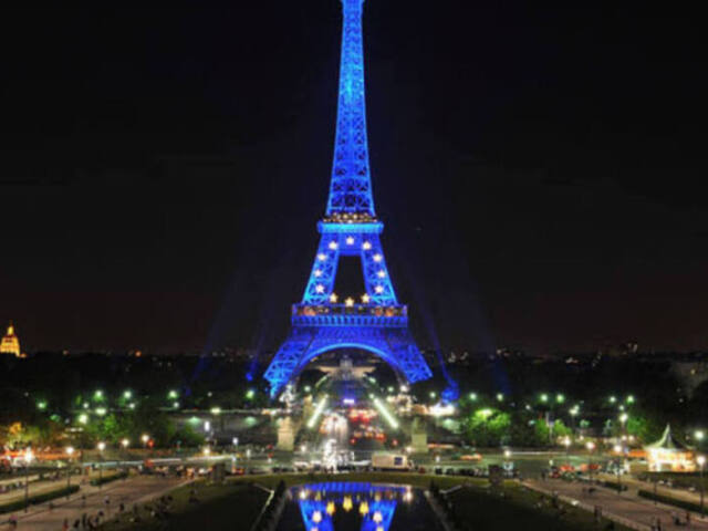 a torre eiffel foi aberta em 1910