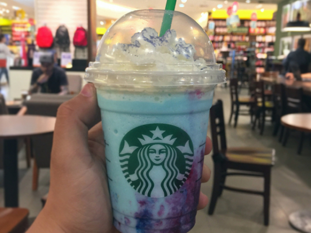 Starbucks sabor frutas vermelhas com céu azul e leite condensado