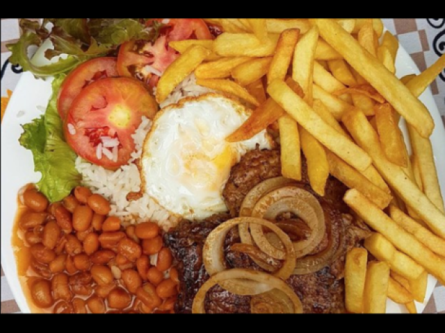 Comida salgada. Não sou muito fã de doces, mas de vez em quando...