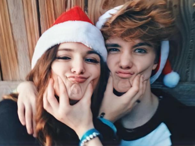Teremos alunos novos na escola semana que vem.
Um passarinho me disse que serão um casal de gêmeos, Chloe e Tyler Chester.
Será que serão time Marina ou time Emily?
