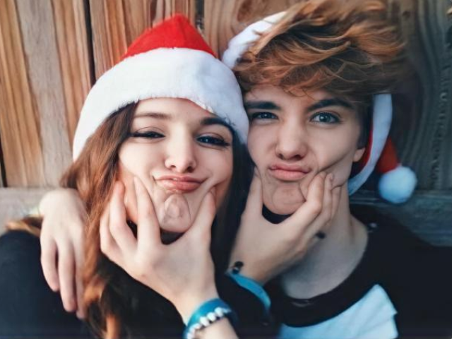 Teremos alunos novos na escola semana que vem. 
Um passarinho me disse que serão um casal de gêmeos, Chloe e Tyler Chester.
Será que serão time Marina ou time Emily?