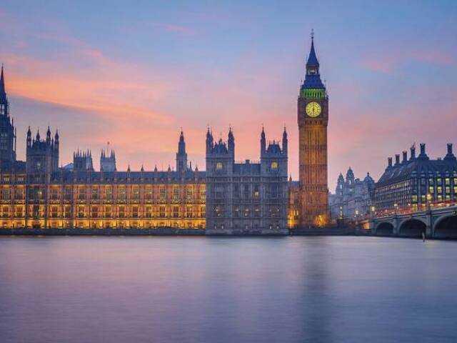 Verdadeiro, pois surgiu em Londres na Inglaterra.