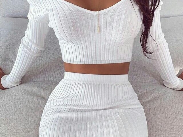 Um Cropped de moletom fino e uma saia (Cor da sua escolha)