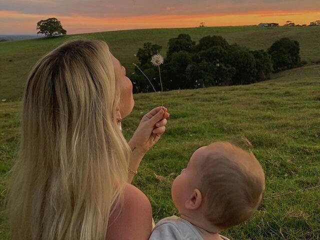 Mamãe ensinando para o pequeno como assoprar