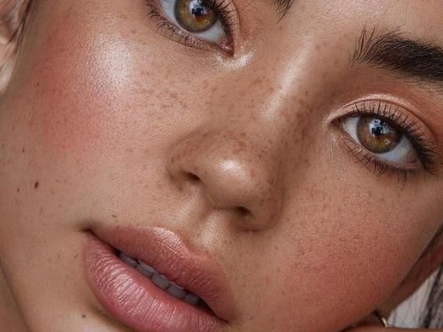 Uma make que realce a beleza natural apenas dando um toque bronzeado no rosto e talvez um pouco de lip tint