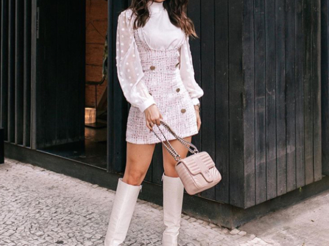 Blusa com manga bufante de bolinha, bolsa rosa,vestido rosa e bota de cano longo branco.