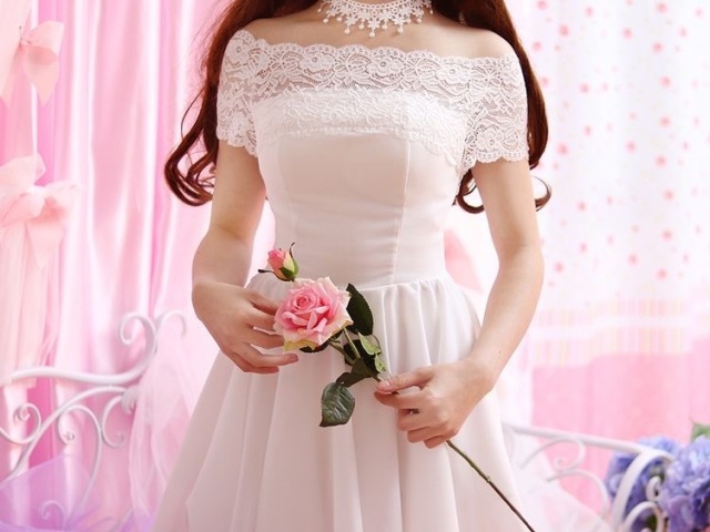 Vestido de “boneca” branco com detalhes em renda e chocker branco de renda