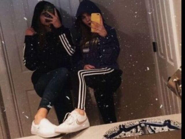 Foto com a BFF no banheiro de casa, vocรชs sรฃo bandidas! Vocรชs passaram o dia em casa fazendo seรงรตes de fotos para postar nas redes sociais.