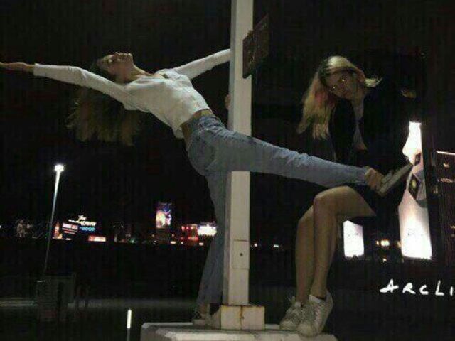 Foto com a BFF, na rua. Vocรชs sรฃo doidas (depois de um dia de bowlling, andar de patins e ir jantar vocรชs ficam andando por ai fazendo "figuras de urso."