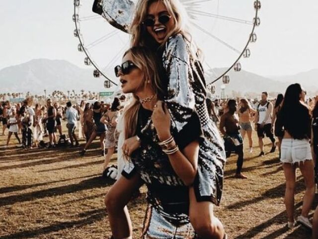Depois de irem num festival nos Estados Unidos, porque sรฃo poderosas, vocรชs tiram fotos bem tumblr e fofas.