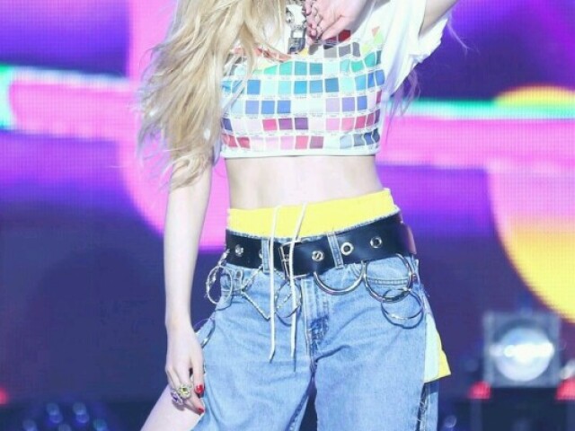 HYUNA, lip and hip