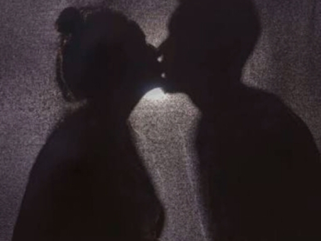 Foto nas sombras se beijando