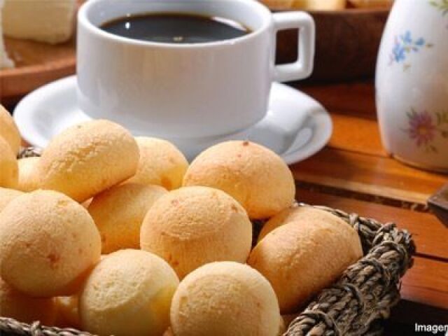 Café e pão de queijo.