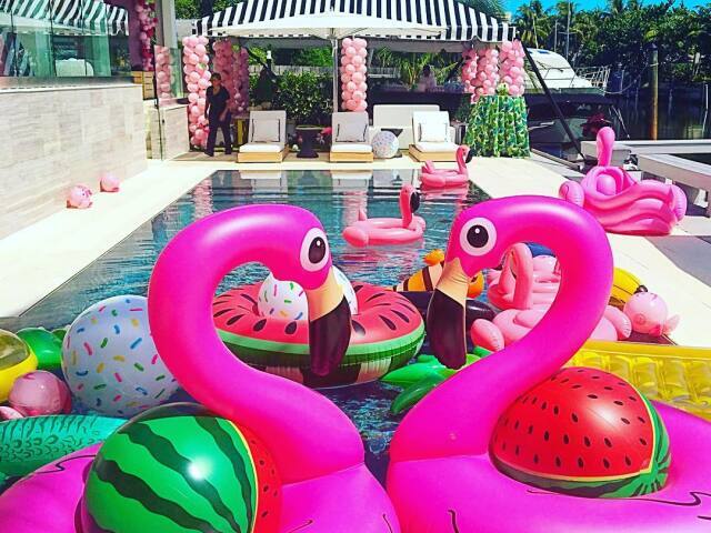 Monte sua festa na piscina!