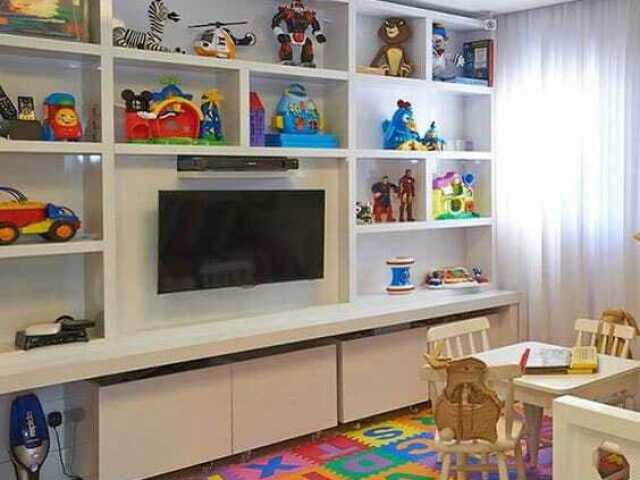 Pequena mas com TV para eles assistirem desenhos