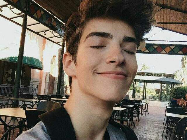 nome: Alex Alves
poder: ler mentes
personalidade : brincalhão