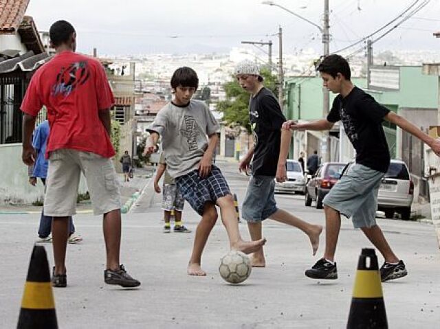 jogar bola na rua