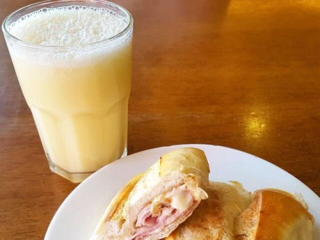 Sanduíche de queijo e presunto com suco