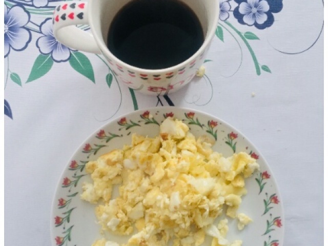 Café Preto e Ovos Mexidos