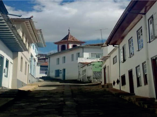 Diamantina: Fundada como Arraial do Tijuco em 1713, com a construção de uma capela em homenagem ao Padroeiro Santo Antônio, a localidade teve forte crescimento quando da descoberta dos Diamantes em 1729. Ao final do século XVIII, era a terceira maior povoação da Capitania Geral de Minas, atrás então da capital Vila Rica, com população semelhante à da próspera São João Del Rei.