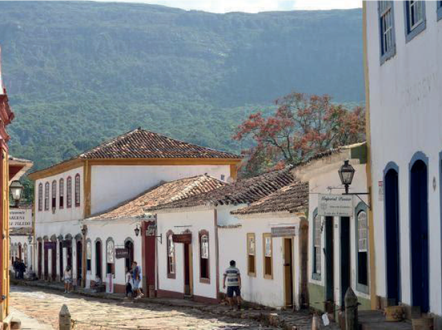 Tiradentes: Suas denominações foram Arraial Velho de Santo Antônio e Vila de São José do Rio das Mortes. O nome São José resulta de homenagem ao então príncipe de Portugal, D. José I. A vila de São José resultou do desmembramento da Vila de São João Del Rei em 1718.