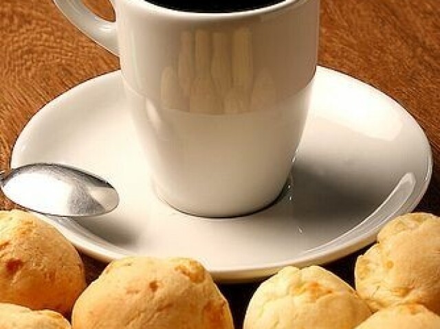 Café com pão de queijo (desculpe pela imagem cortada)