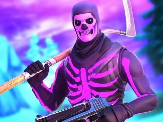 Skull Trooper
Lançada no Halloween de 2017, a Skull Trooper é outra skin rara muito popular e procurada por colecionadores. Desde o seu lançamento, a skin já retornou ao jogo por tempo limitado por algumas vezes pelo preço de 1.500 V-Bucks. Sua versão com brilho roxo é ainda mais rara já que só pode ser obtida por quem adquiriu a primeira Skull Trooper lançada.