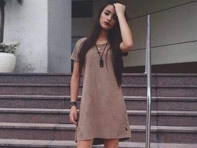 Casual 
sempre Se elas marrons ou vermelhas escuras
( Ama Vestido e com salto)