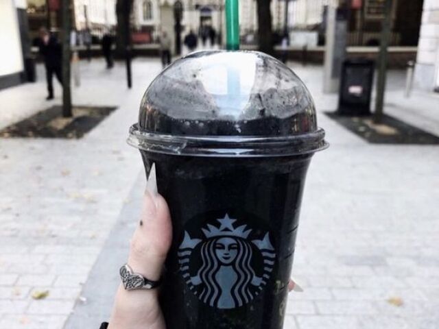 Starbucks de chocolate com oreo por cima.