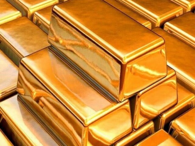 A matéria-prima explorada pelos portugueses foi o ouro. Ele era utilizado para fazer joias, decorar obras especiais e ajudar financeiramente.