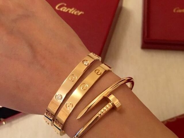 Conjunto de pulseiras Cartier.